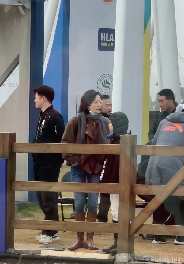 杨乐乐带儿子参加马术比赛 杨乐乐全程陪伴儿子征战马术赛场，细心打理装备暖心鼓励，