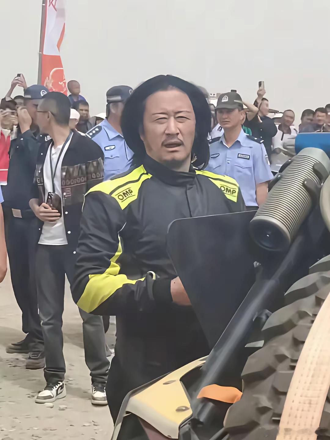 你敢相信这是吴京本人吗？留着长发感觉好沧桑啊，都快认不出他是谁了，这是经历了什么
