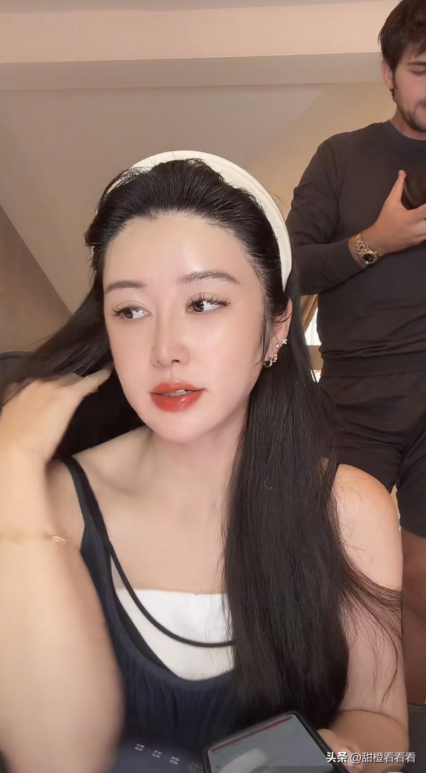 盈公主今晚发了视频了，也开直播了，原来盈公主到罗马尼亚，是弟媳妇莫娜去接的机，开