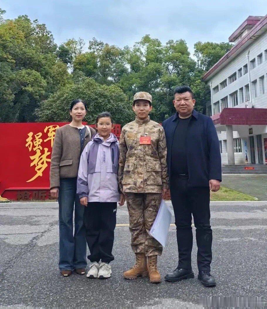 ［巧了！女研究生二次入伍，又成海军战士】 在2025年春季入伍的新兵中有一名特殊