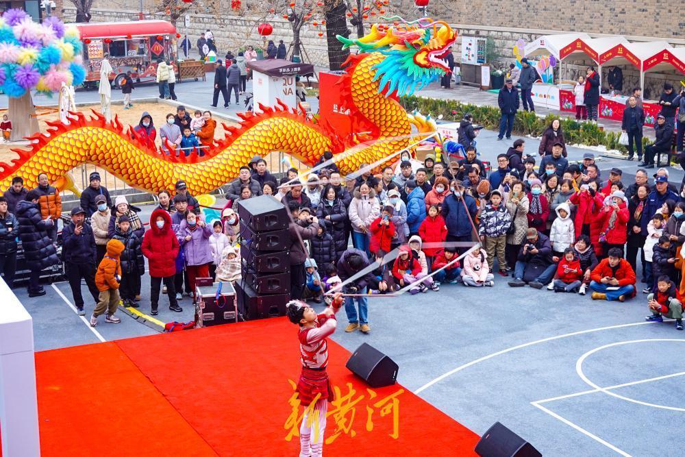 3月3日上午，“泉民大舞台——城市艺游·演艺新空间”元宵节专场活动在市中区上新街