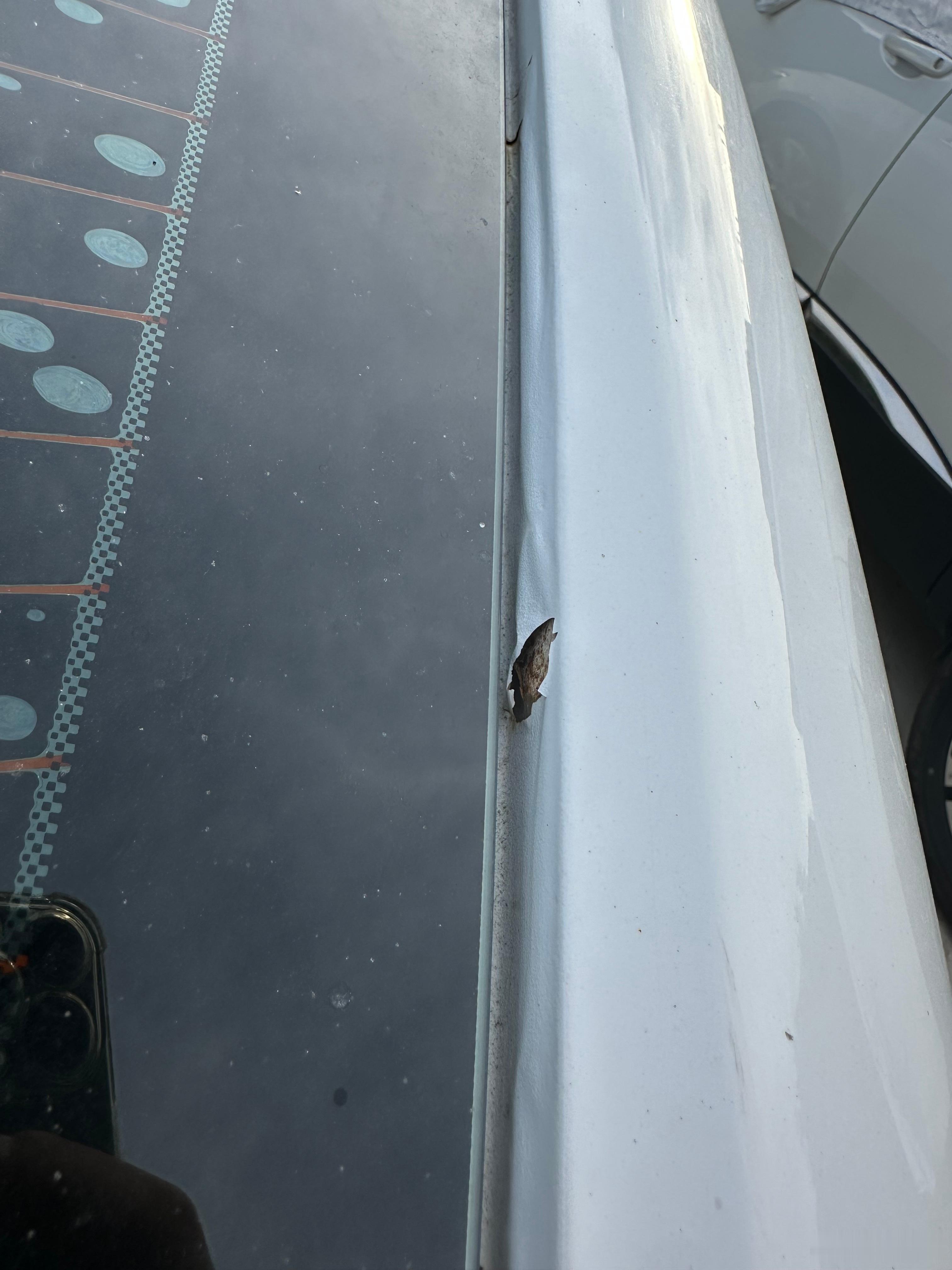 车主投诉【雪佛兰迈锐宝XL后挡玻璃流水槽漆面爆漆要求厂家免费解决】车主罗先生向汽