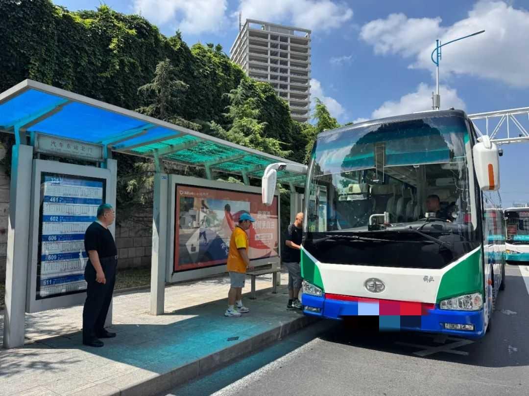 为配合青岛市南京路（宁夏路至江西路段）市区老旧供水管网改造工程施工，自2026年