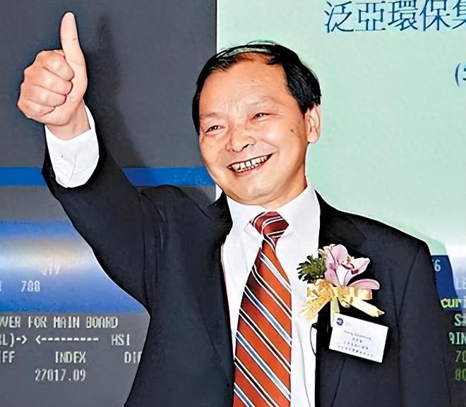 一夜输 1 亿，一瓶酒 50 万，网传 2 亿豪车买来当玩具，父子败光百亿家产！