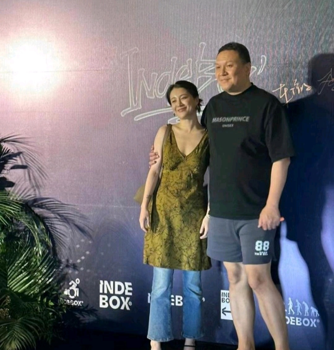 事实证明，头发放下来比束发好看。 