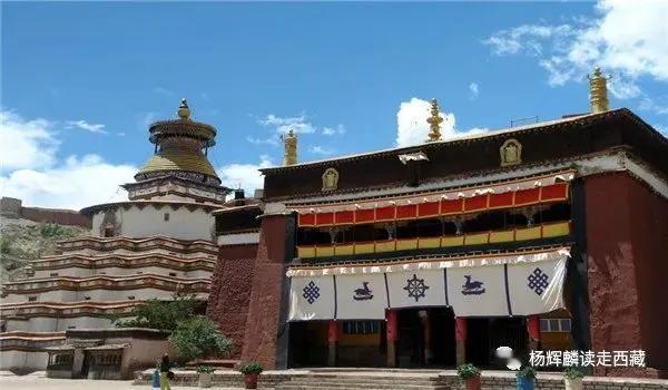 跨进白居寺十万佛塔，似乎真的进入了西天佛国。这里似乎有着佛教世界的一切佛和菩萨，