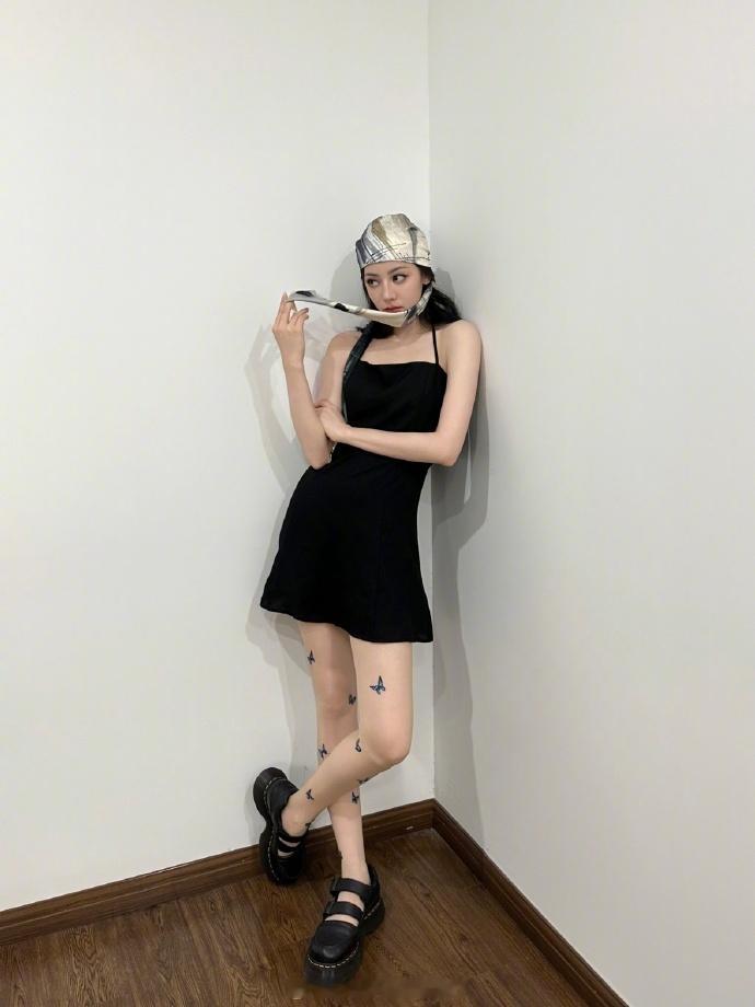 ​迪丽热巴酷迪丽热巴蝴蝶丝袜造型迪丽热巴美出新高度！黑色吊带配蝴蝶丝袜太绝，头巾