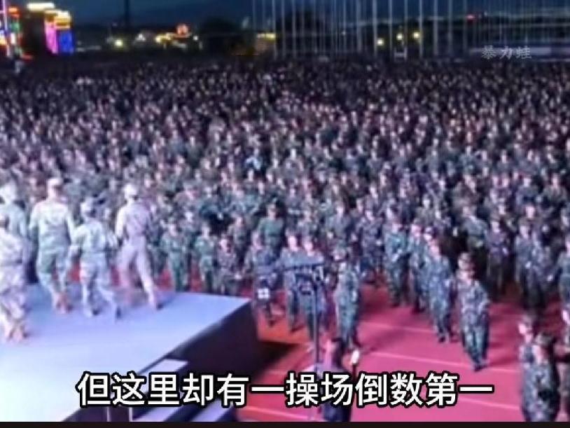 刷到一大专生开学典礼，评论区充满了极度