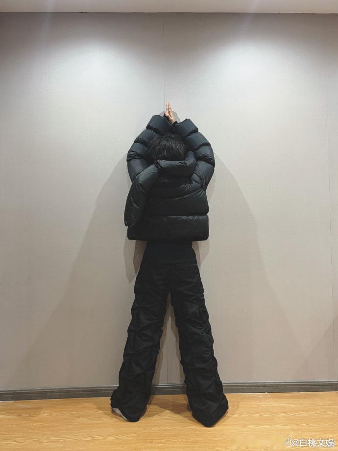 今早三点半朱志鑫下班并晒出打卡照，从综艺录制到日常工作，始终保持专注节奏，深夜收