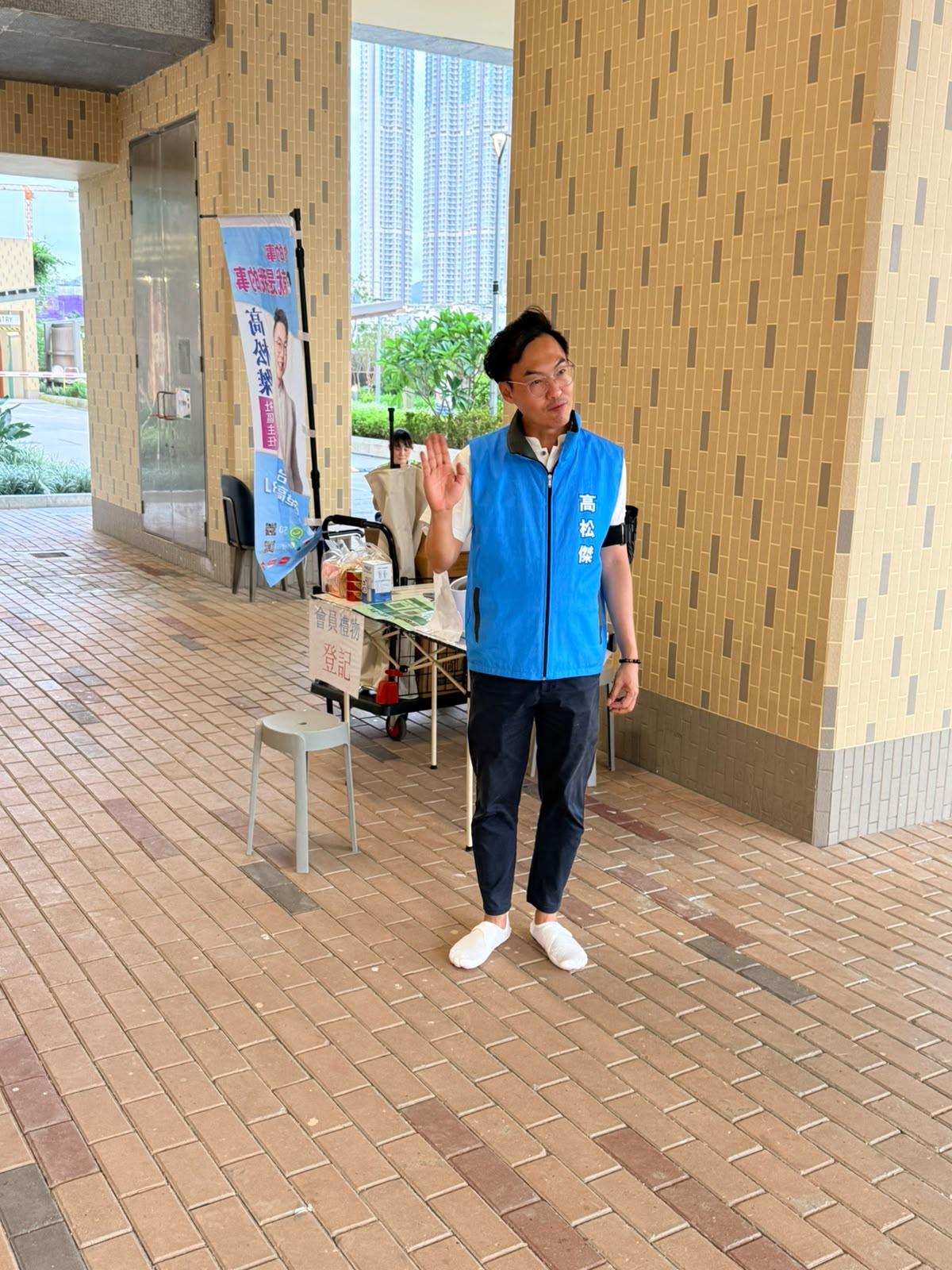 今天七夕，高Sir下午继续落区，在启悦苑开设街站，向街坊提供量血压服务、问好，接