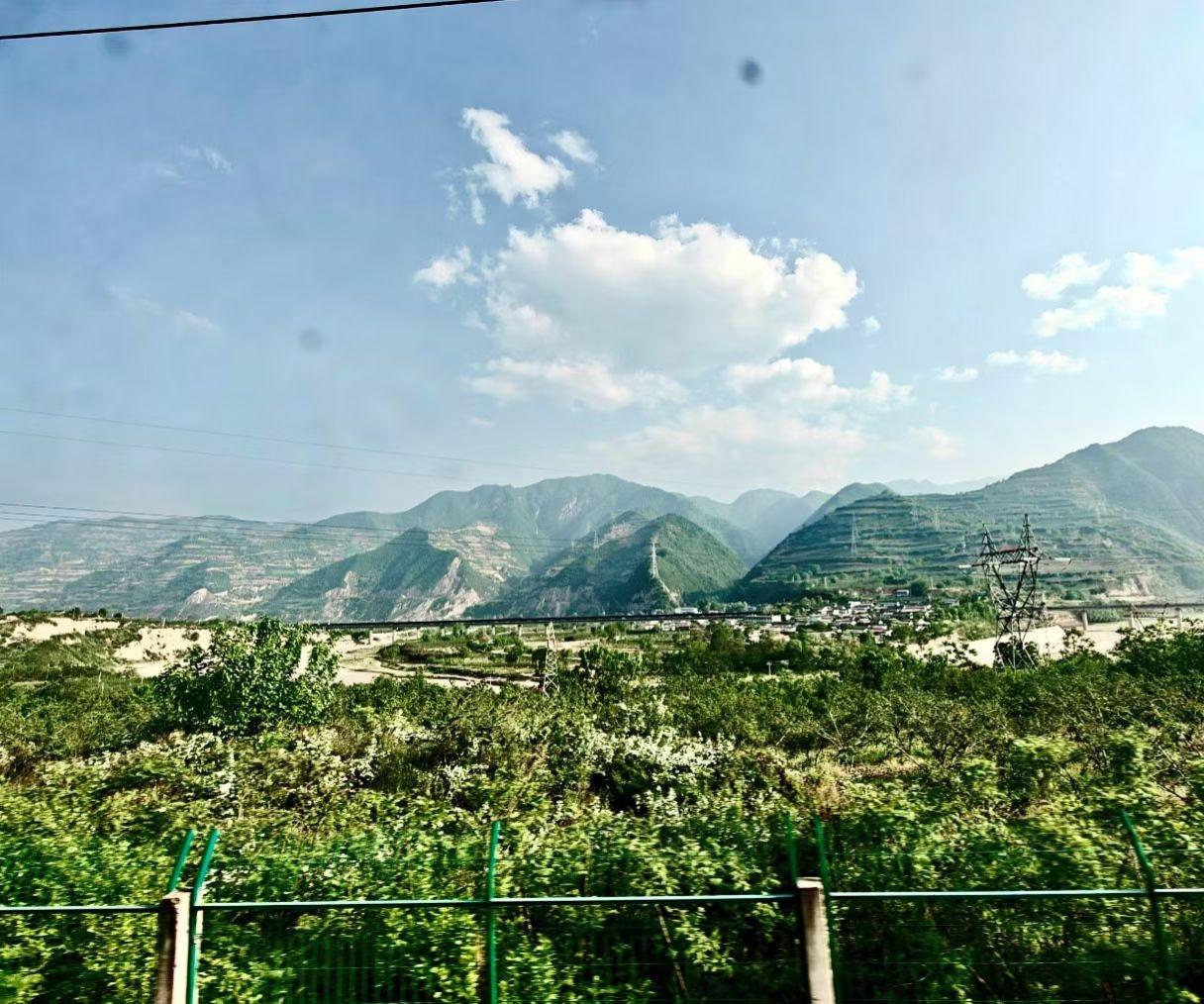梯田错落，村落安闲，长桥横跨山野，一路皆是西北辽阔风光。
赴一场山河之约，看远山