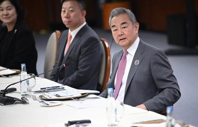 高标准礼遇中国。可以讲，这一回中国在吉尔吉斯斯坦赢得了热情欢迎。但真正值得追问的