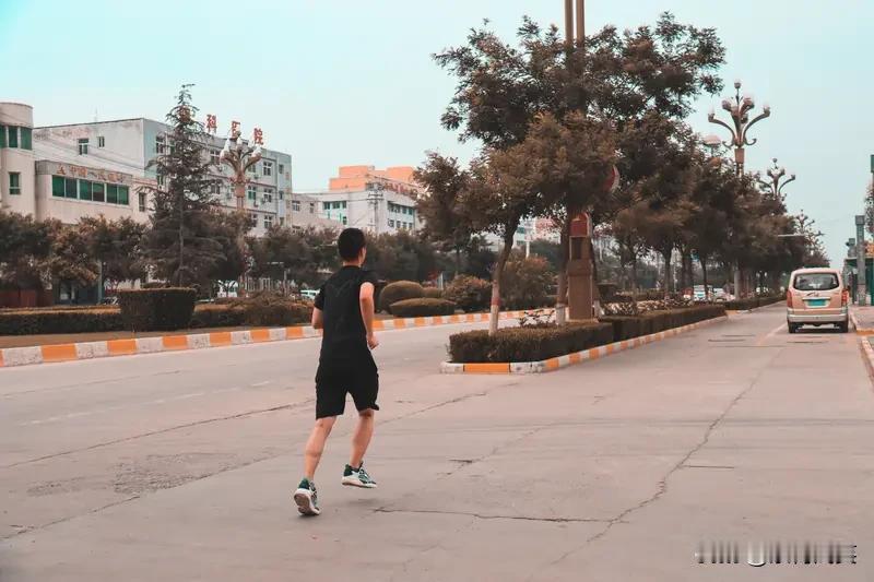 给自己一句话，你会说什么?
给自己一句话

那天深夜赶完论文，站在阳台上吹风，楼
