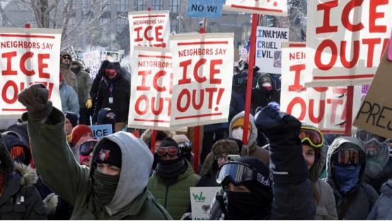 美国移民局再次当街打死抗议者，处决式行凶惹众怒，军队已入场

当地时间24日，美