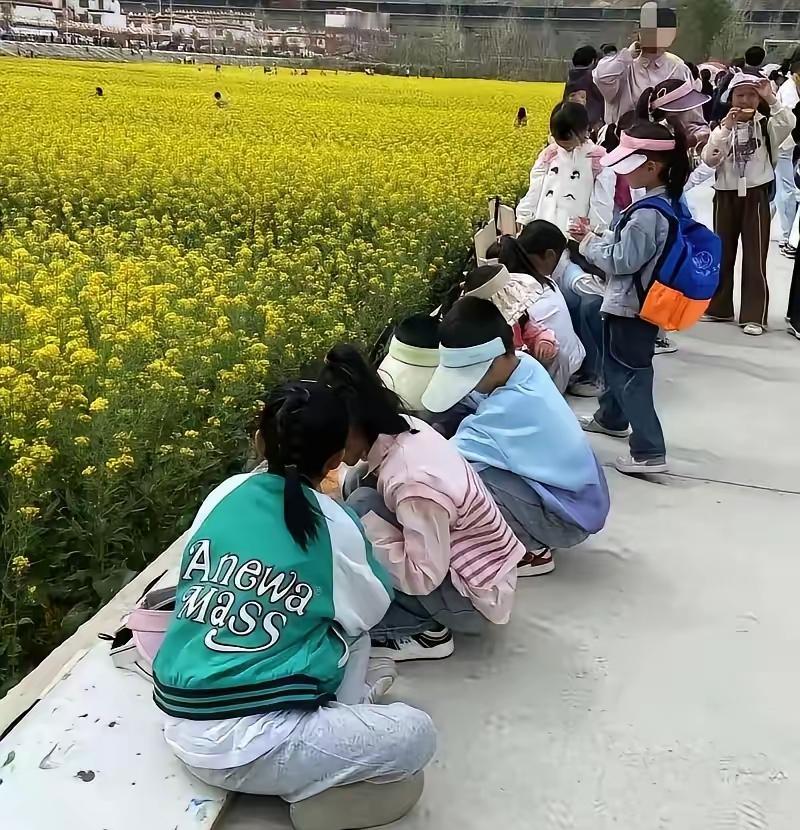 笑不活了，山东，学校组织学生交10元去春游。突然，到了地方，一名学生却哭了，老师