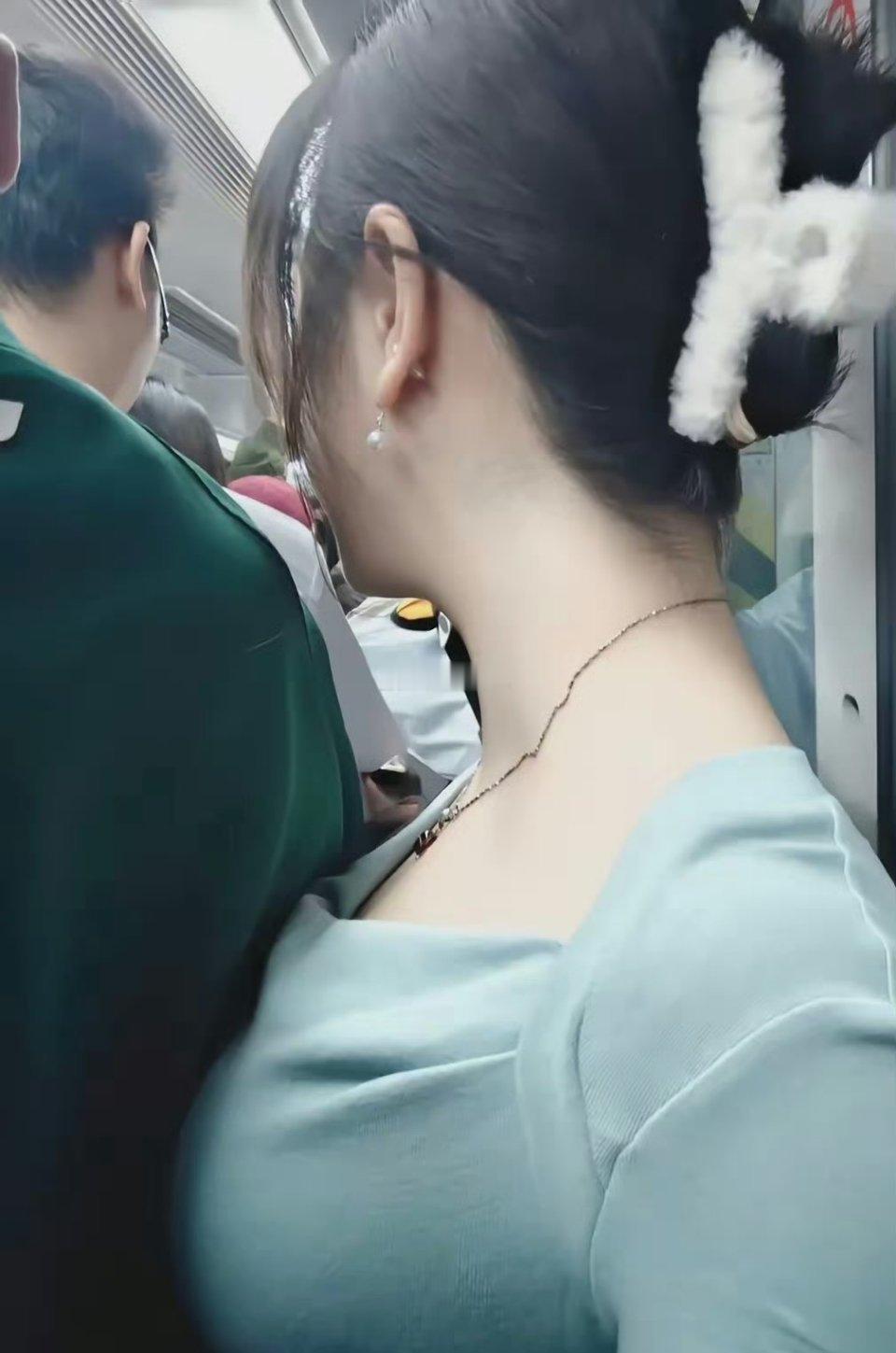 广州地铁高峰期真的好挤，要是车厢也分男女就好了 