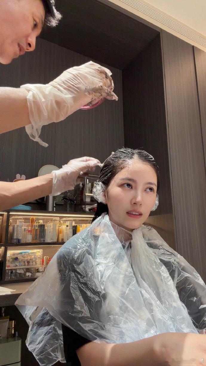 杜淳给王灿染头发 杜淳给老婆染发，看起来好细心！杜淳给老婆染发 ​​​