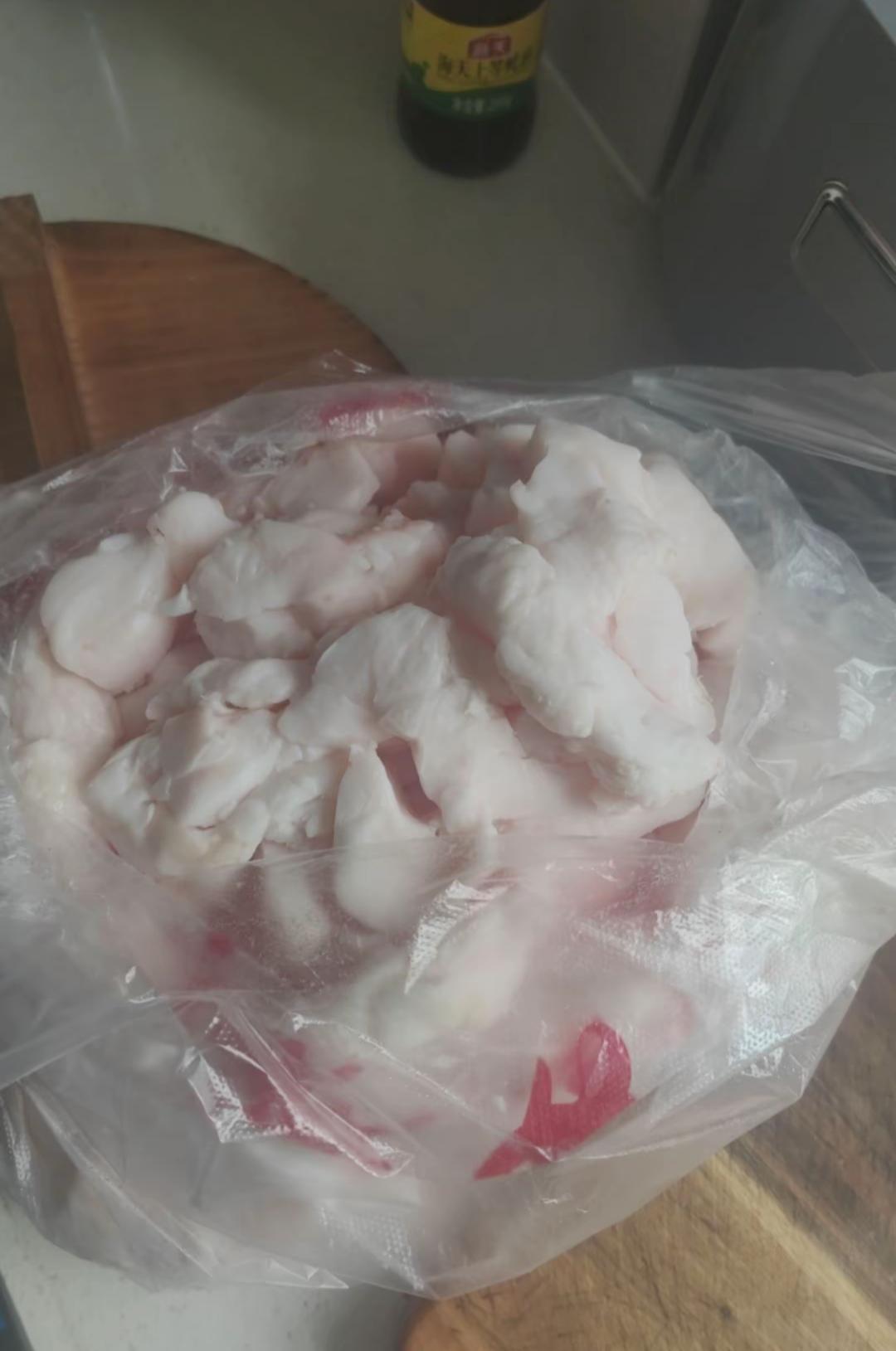 我不知对我奶奶说了多少次，叫她不要抽烟，不要喝酒，不要吃猪油。这不，前两天去世了