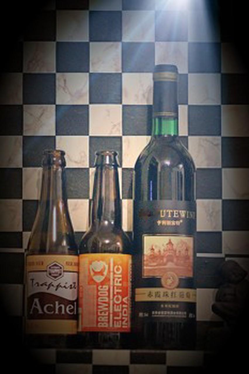 上联：白酒啤酒葡萄酒，
下联：红茶绿茶铁观音。
