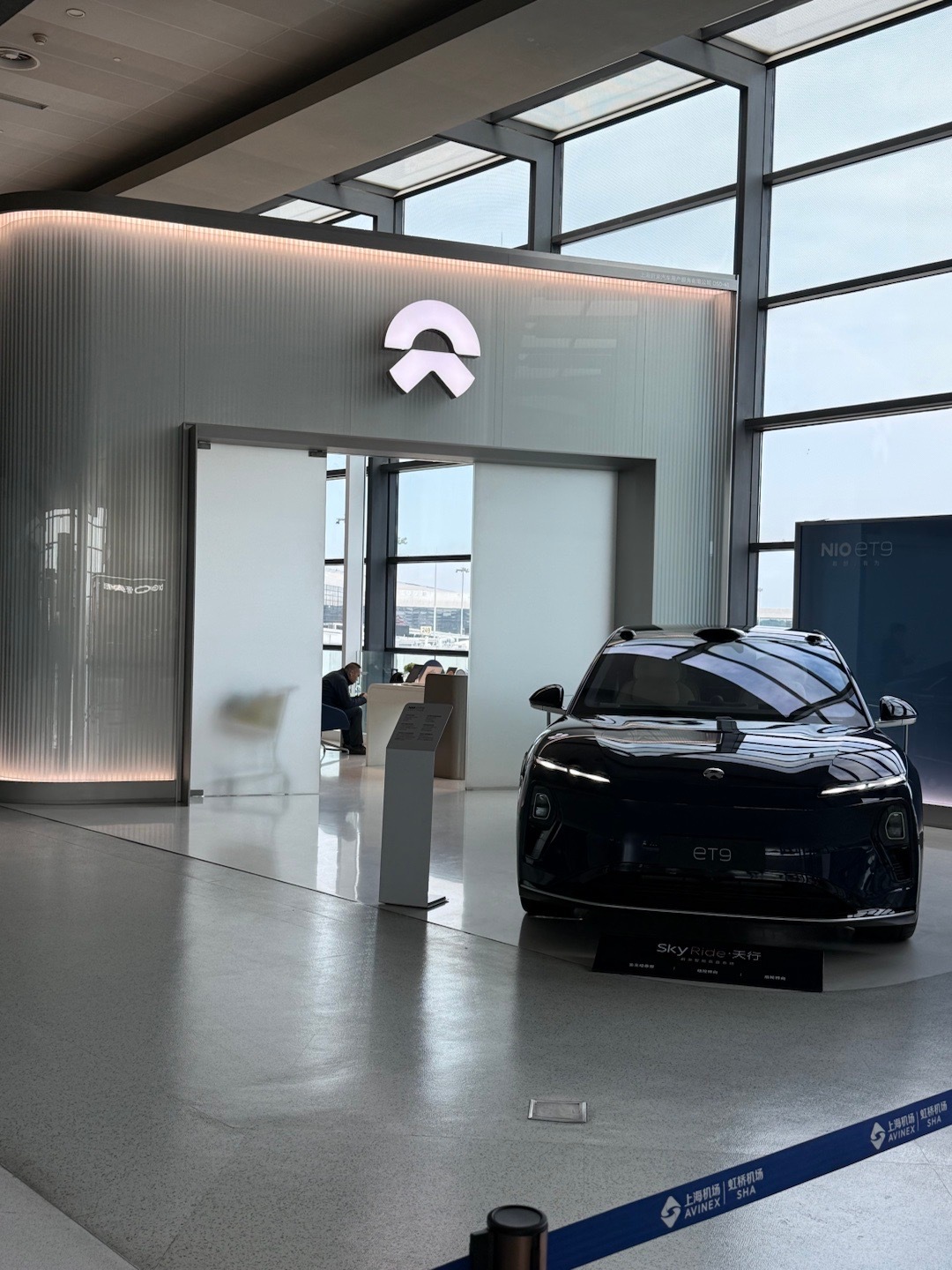 虹桥机场偶遇蔚来体验店，位置在56号登机口，离京广浙快线安检口很近，大概走两分钟