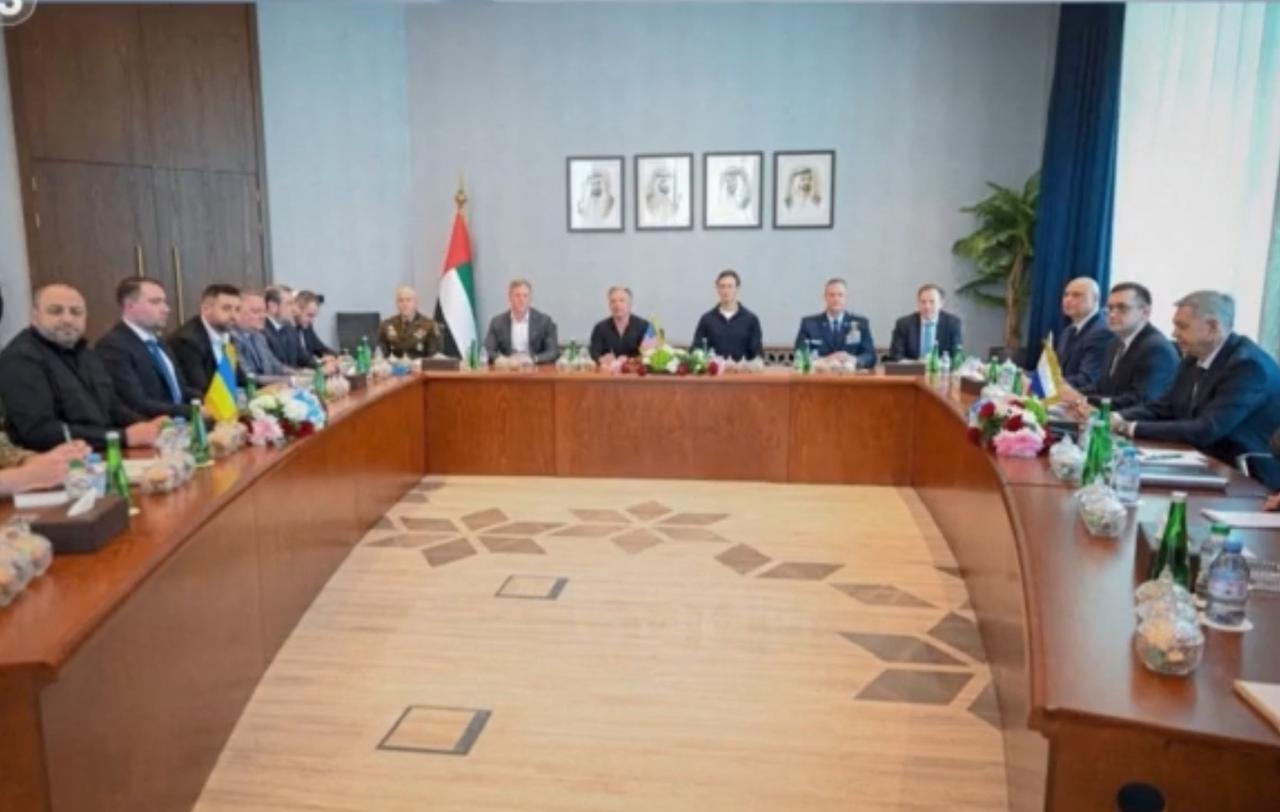 俄美乌三方会谈在阿布扎比举行，会场内各方代表正就冲突局势展开博弈。镜头在莫斯科的