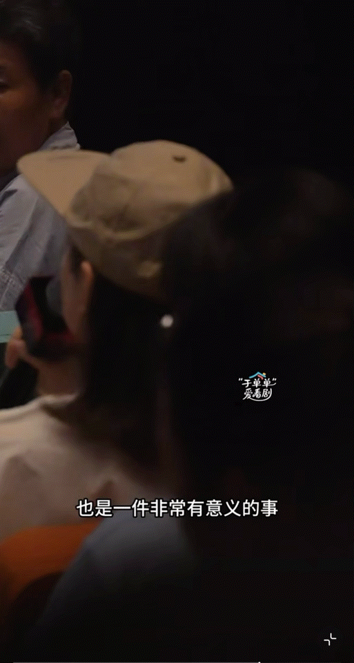 林青霞看阿朵舞台剧连说3个非常林青霞去看阿朵舞台剧了 剧场偶遇经典女神林青霞，专
