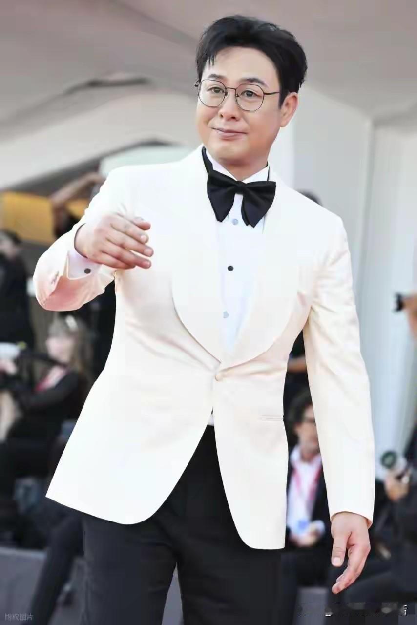 终于出了一口恶气
被姜尘污蔑了以后，很长时间没有公开露面了
现在张颂文走上威尼斯