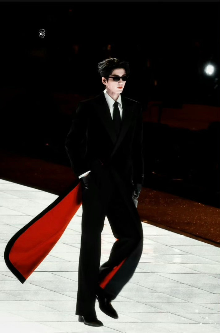 张凌赫还当过爱格的模特红豆生南国，张凌赫是男模 这句话可不是白说的，男神长成这样