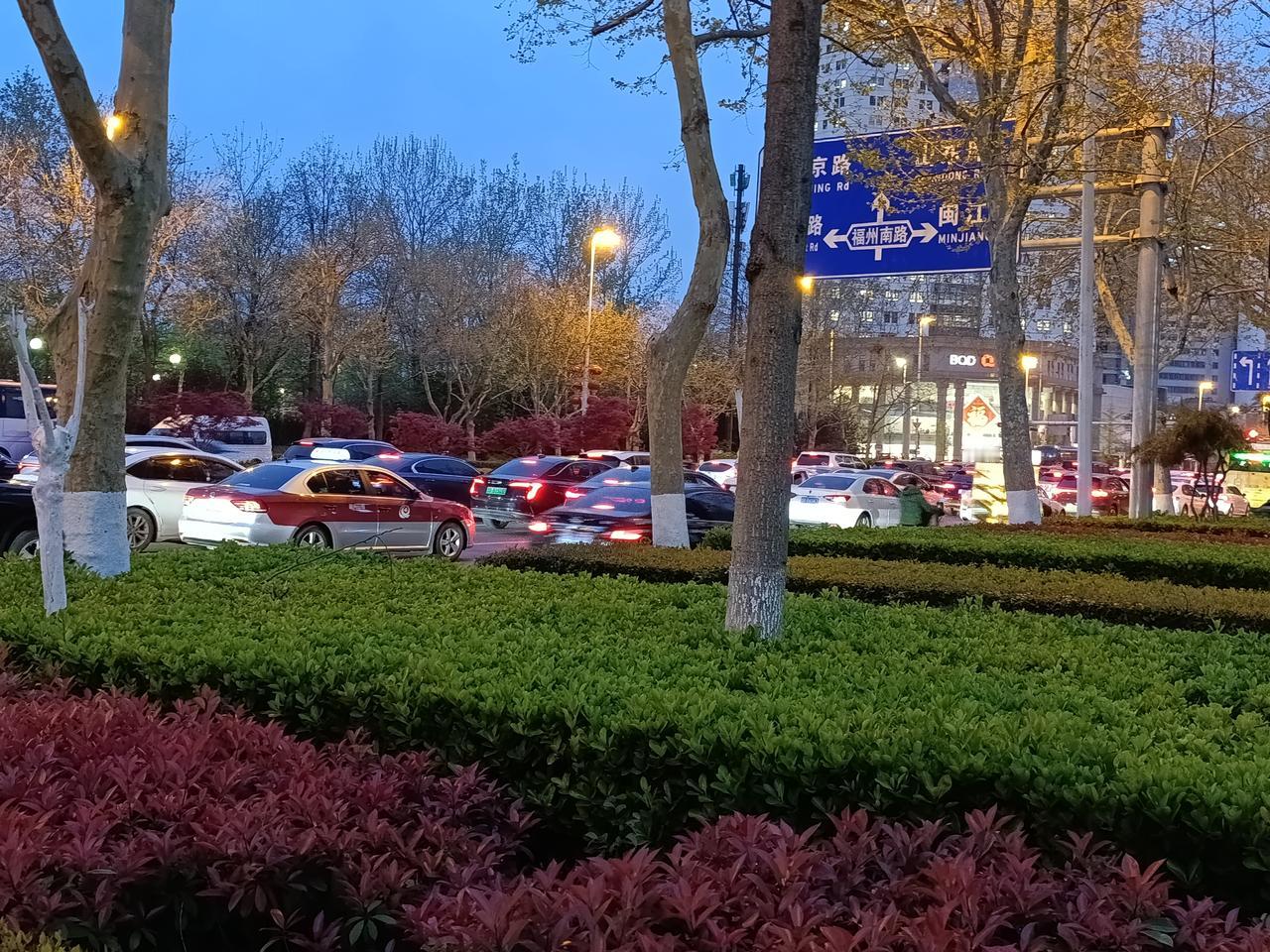 夜幕降临，华灯初上，天将黑未黑，青岛香港中路与福州南路的交界处，虽然车水马龙，却