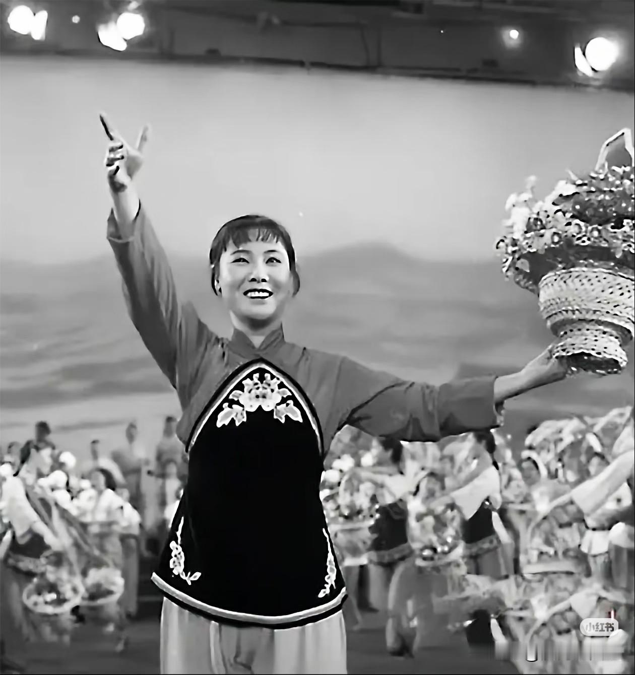 用歌声穿透几代国人记忆的人民艺术家，97岁的郭兰英于昨天下午在广州逝世，耳旁不由