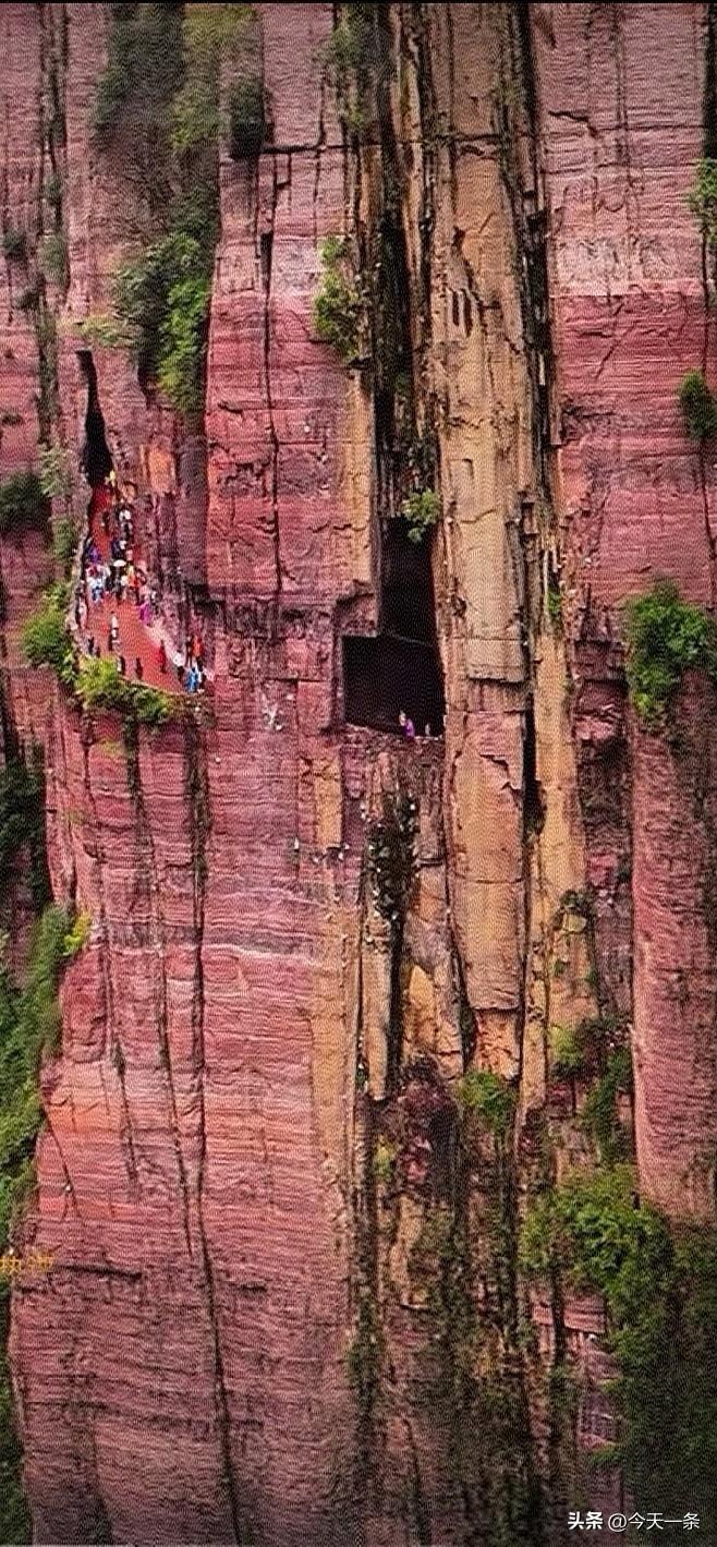 《行香子·太行春早》
石入丹砂，晓破烟轻。
太行头、春冥初醒。
悬崖叠壁，翠柏凌