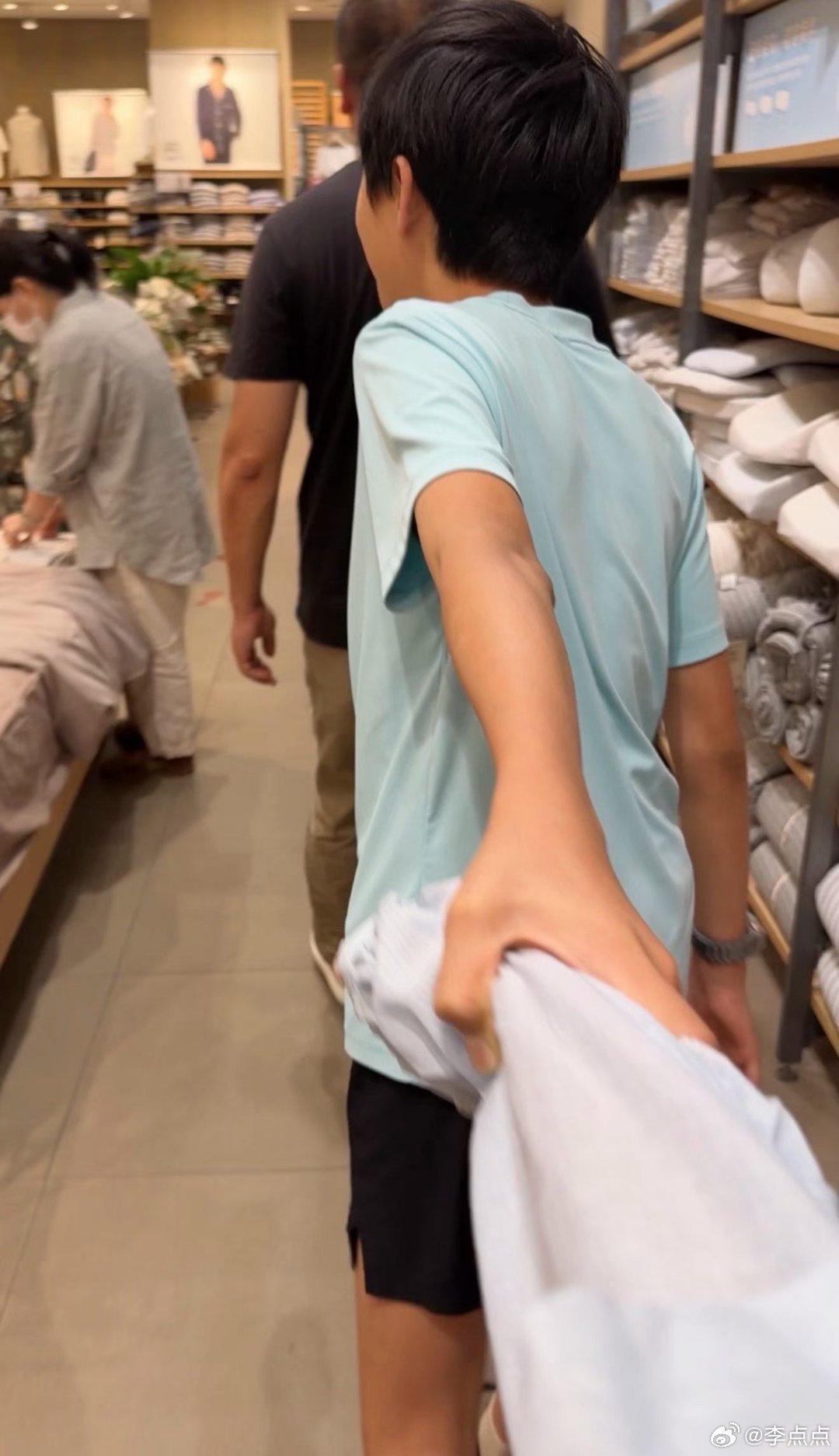 虽然土豆是为了让我给他买东西，才拉着我的手，老母亲还是有点小激动。因为他现在根本