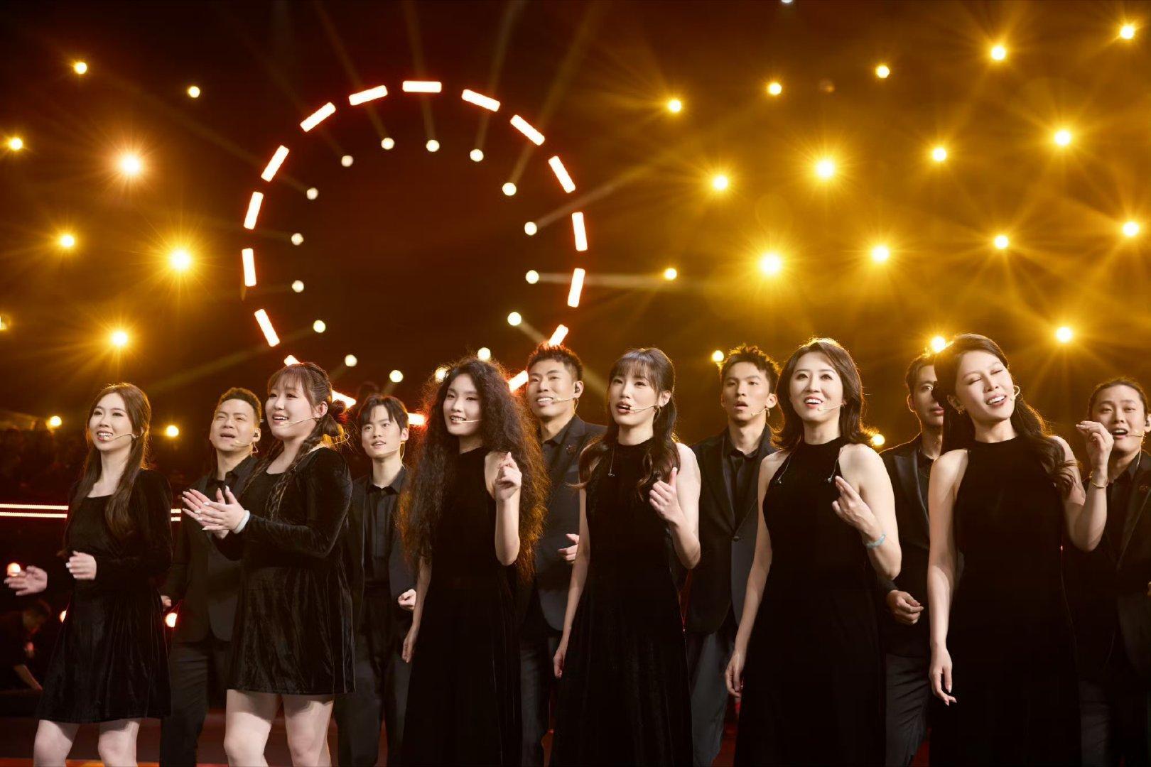 王赫野献唱燃动全场，交响乐加持氛围感直接拉满！不同声部的默契配合太绝，旋律跌宕起