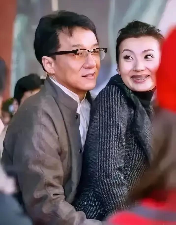 被占便宜也高兴，一脸的受宠若惊，激动得快哭了！但凡是有点姿色和名气的女明星，这个