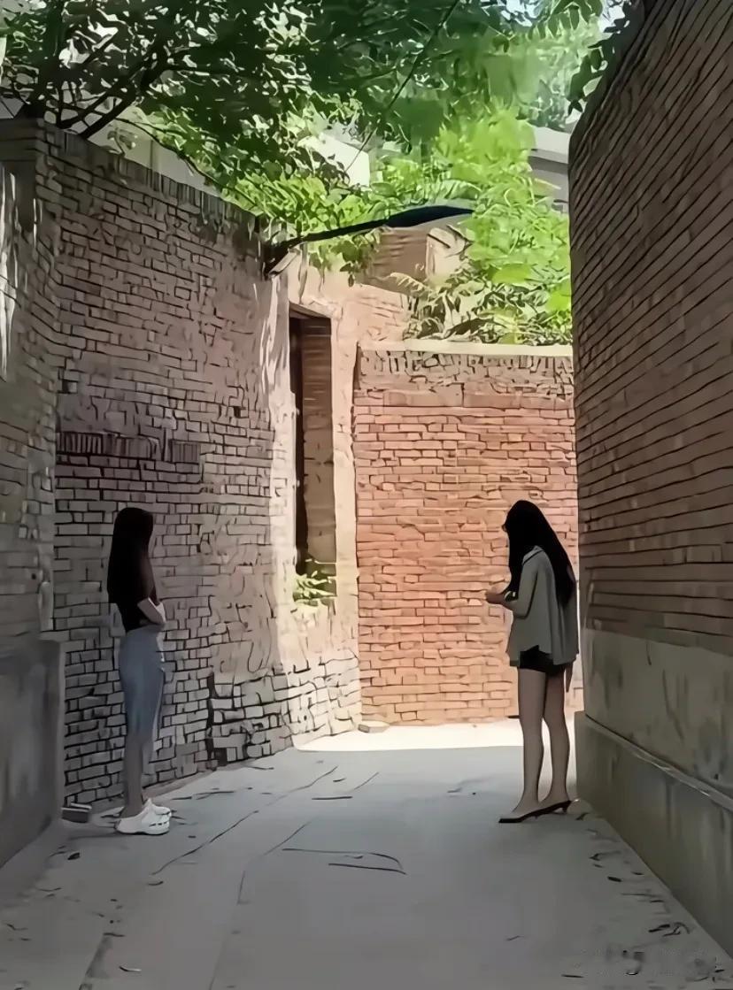 等待老公回家的妻子
饭菜已做好
老公该下班了！👍