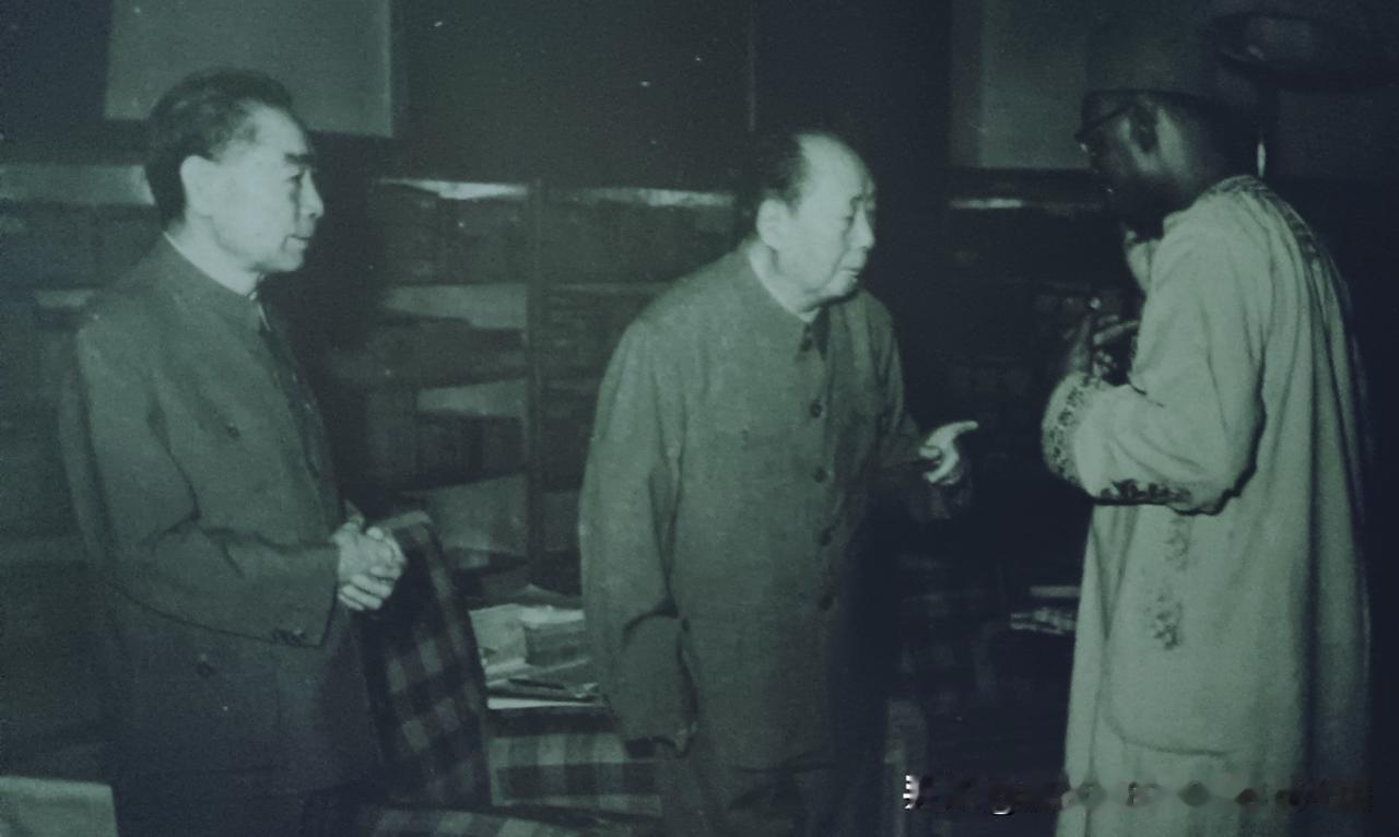 1974：毛主席会见尼日利亚政府首脑戈翁将军

1974年9月8日至15日，尼日