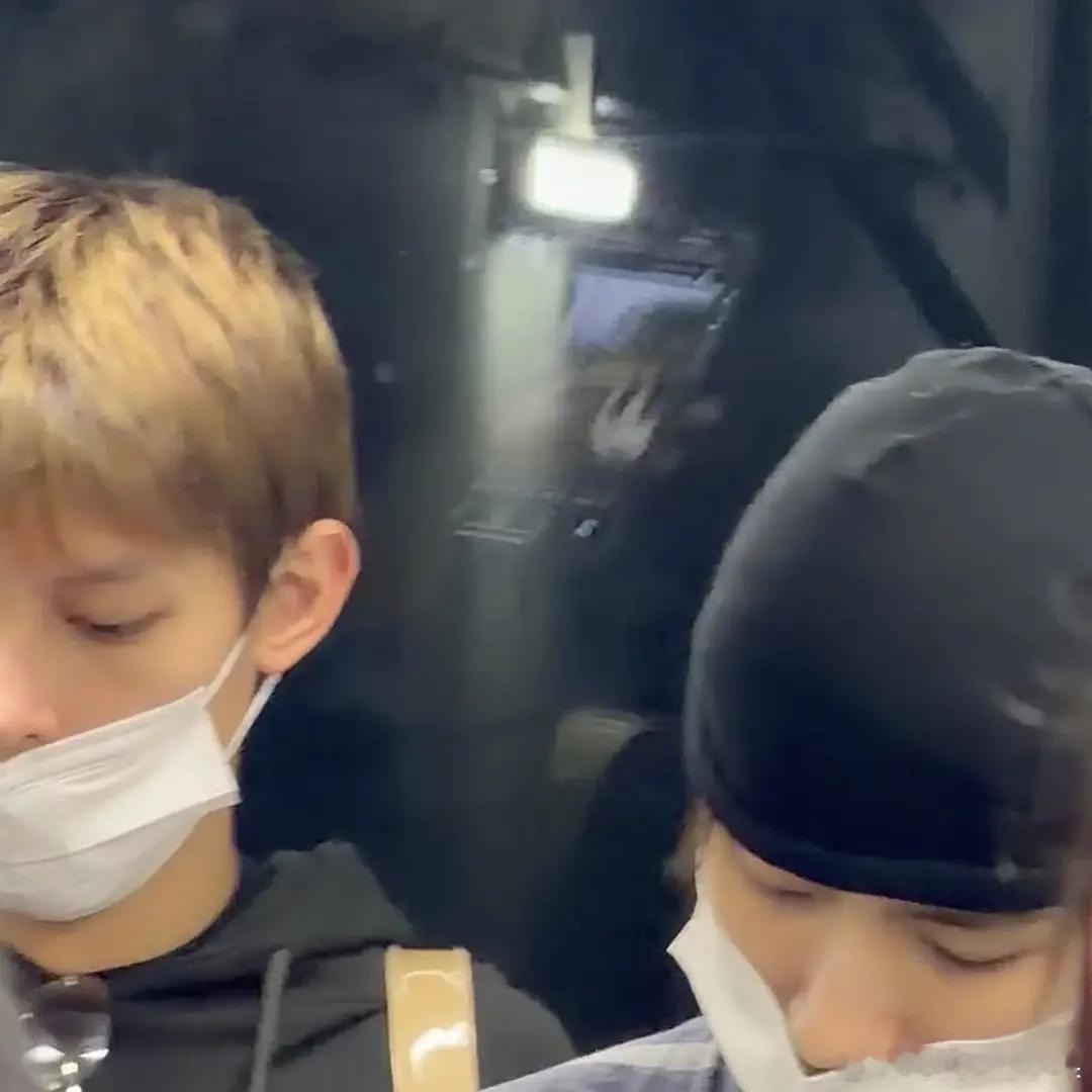 赵雨凡被扒 疑似在放大看金佳蓝的ins照片 反光害人不浅 