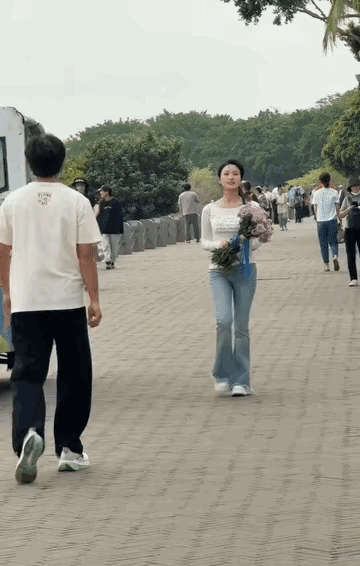 小伙子突然之间接过一团鲜花，愣了很久没缓过来，心里想这小姐姐到底啥意思[捂脸]