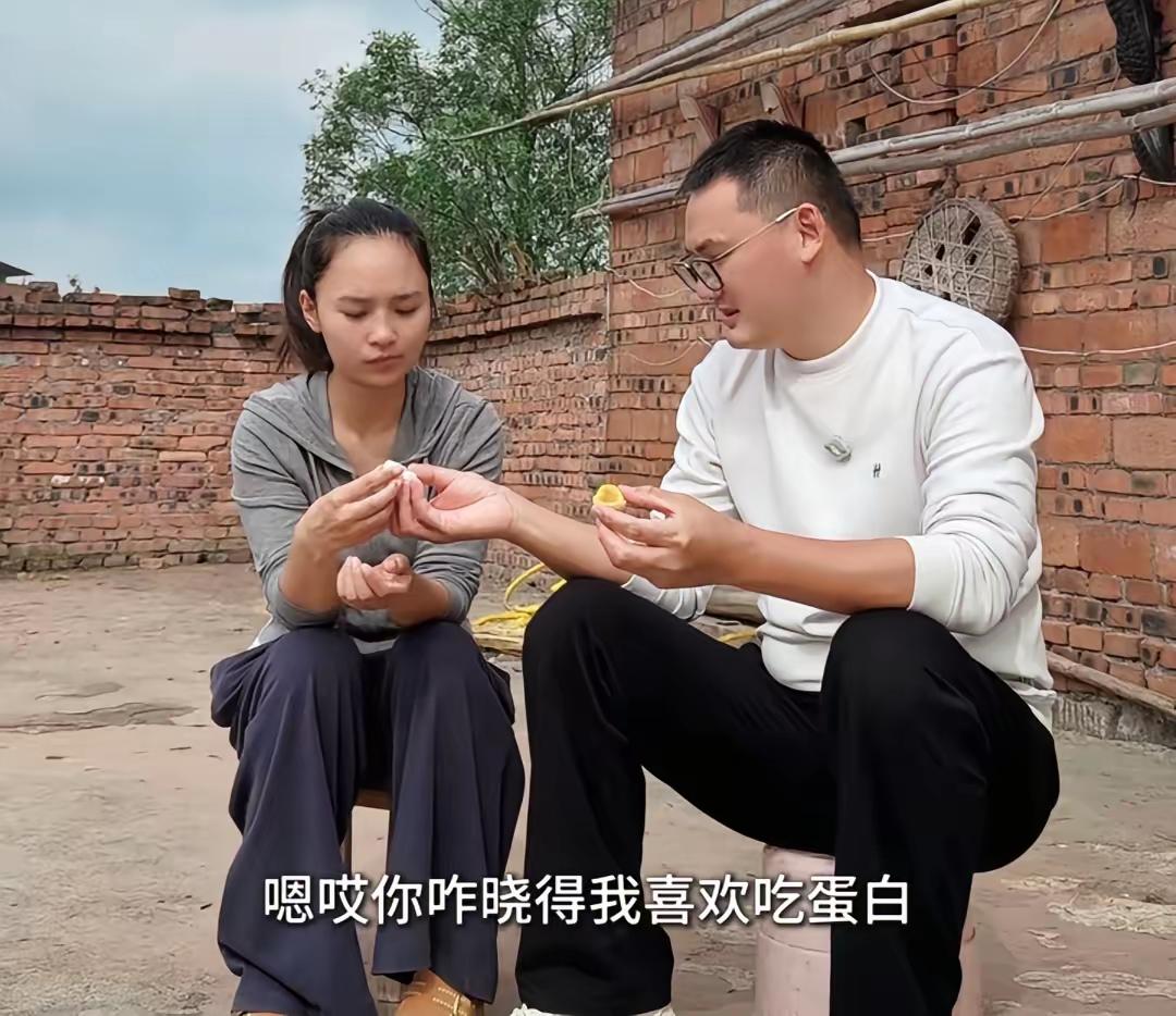 还挺喜欢一段感情稳稳当当舒舒服服的，鞋子合不合脚只有自己知道。
小二娃与吴晓慧坐