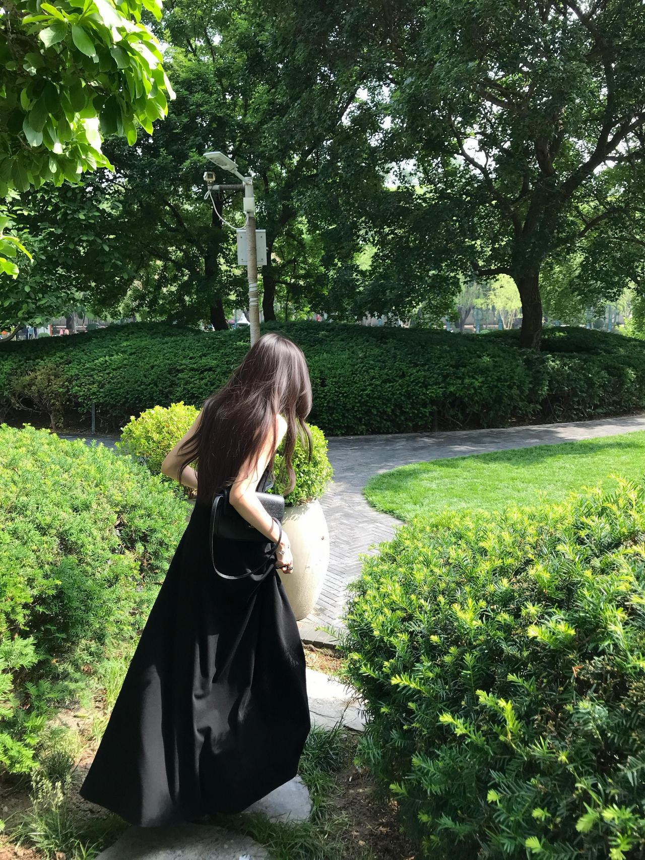 人这一辈子，

为啥你年年买衣服，
年年没有衣服穿？
因为你衣柜里堆满的，
是去