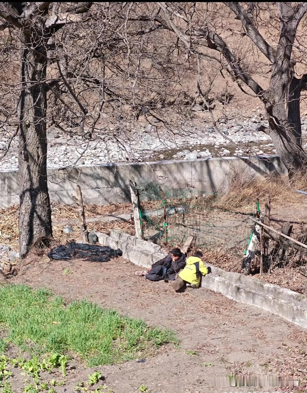 和男朋友回家过年，隔壁总有个小男孩跑来玩。后来听男朋友说起他的故事——妈妈是二婚