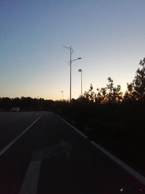 你认为一个人最可贵的品质是什么
你认为一个人最可贵的品质是什么是“清醒的坚持”—