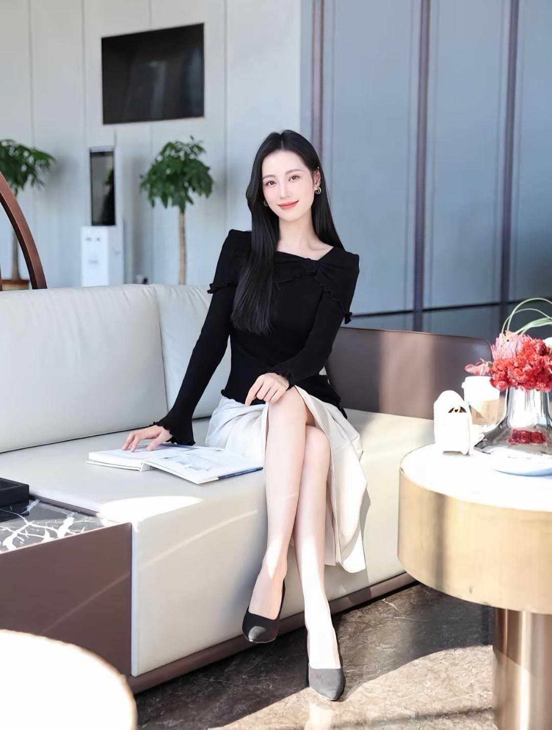 职场女性怎么穿更美?职场女性的美，藏在穿搭的分寸里。简约黑上衣配半裙，利落又温柔