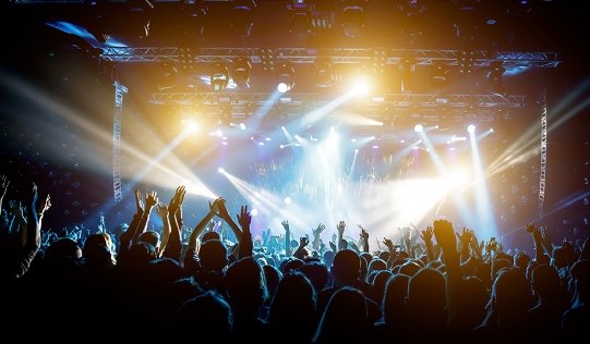 【去年全国大型演唱会票房295.58亿】报告显示，2025年，全国大型演唱会票房