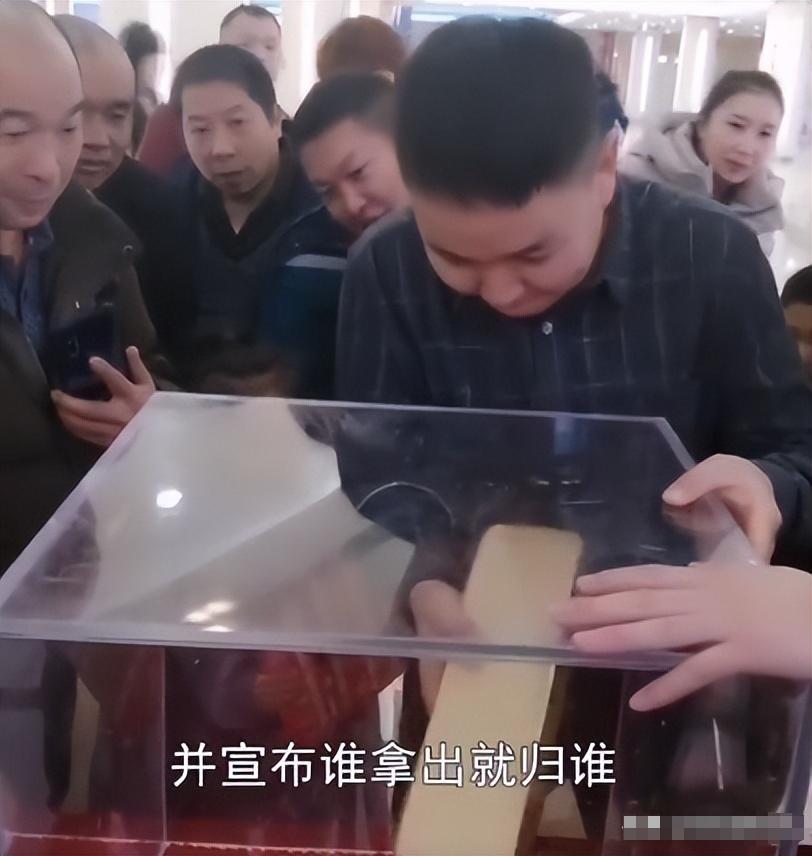 “太不要脸了！”天津，一男子和女友到商场逛街，遇拿金条挑战活动，男子成功将25斤