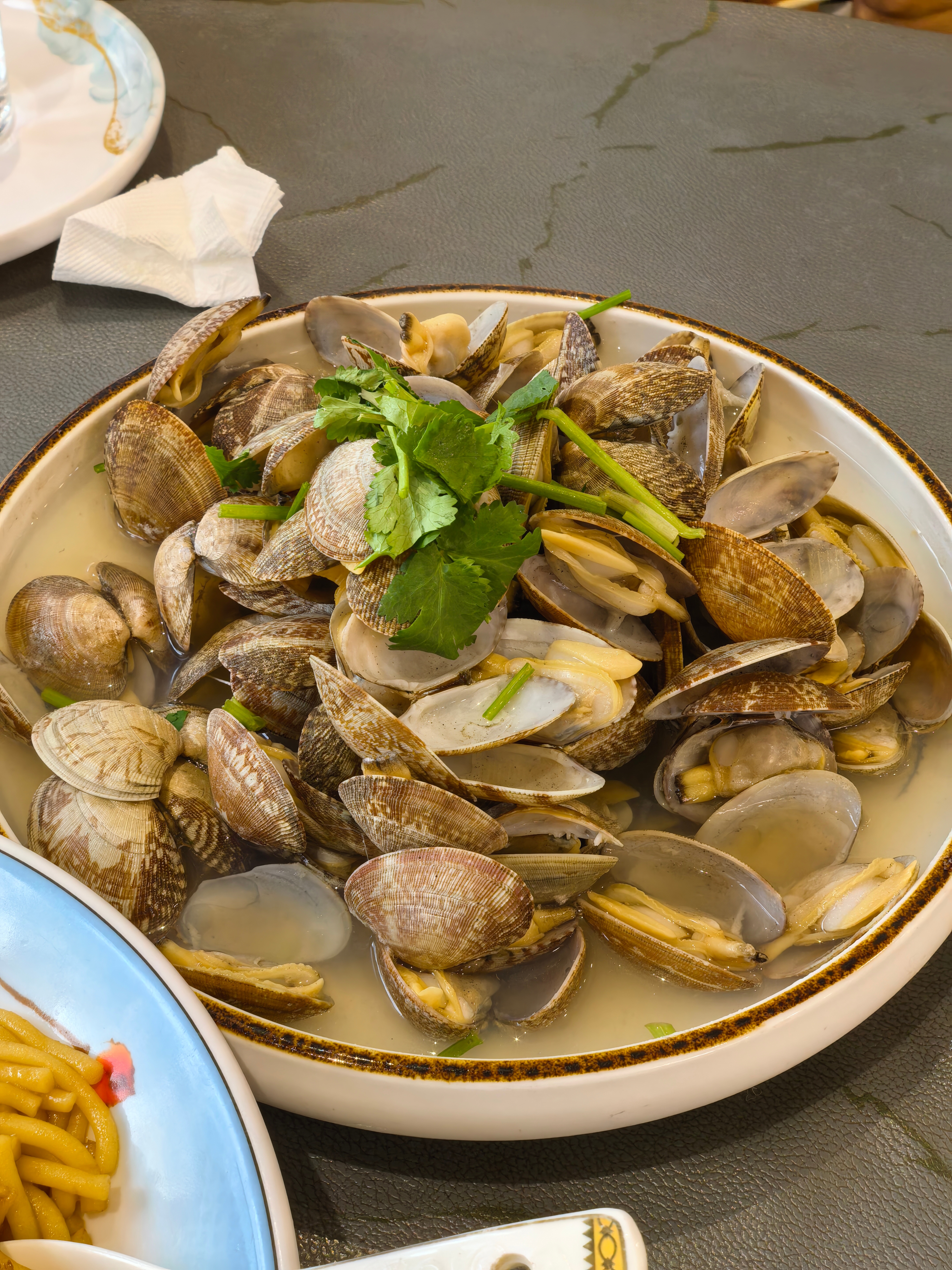 丹东这边跟我们老家一样烹饪手法朴实但食材绝对新鲜还有一个就是绝对实在我们一家四口