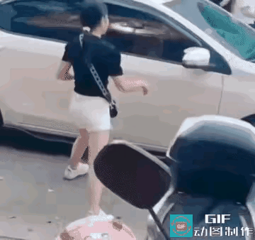 女子只用了两脚就踹掉了司机的后视镜，脾气怎么会这么大呢？这两脚毁掉的不只是一个后