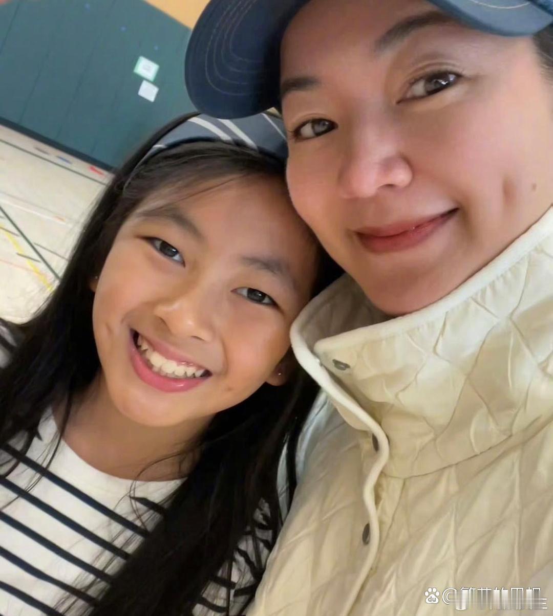 阿雅的女儿继承了妈妈的美貌，三代人的相似面孔令人惊叹，遗传的力量真是不可思议。 