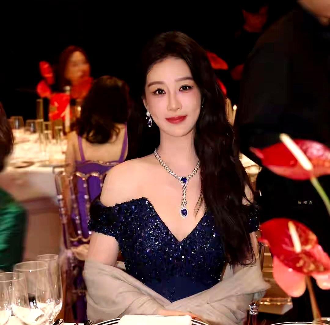 杨紫这次，真的不一样了。

藏蓝色长裙，露肩，浑身都是闪片，灯光一打，整个人都在