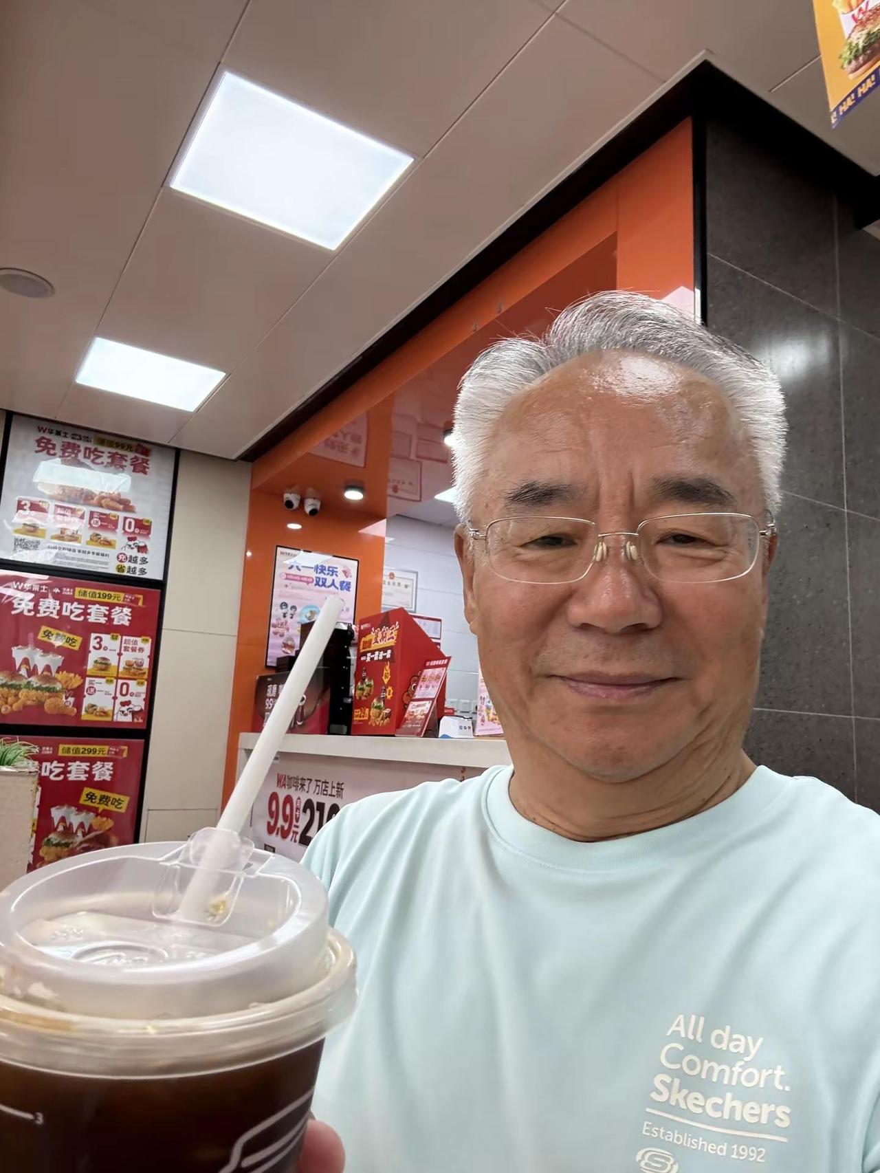 请评论一下，我是否占小便宜。华莱士搞活动，买一杯咖啡后，可以每天免费领取几杯咖啡